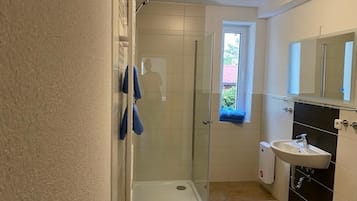 Dusche, Haartrockner, Handtücher, Seife