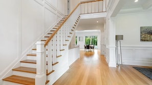 Interior - 6,400 square foot traditional-style home with a private pool and sweeping... (Southampton)