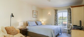 오버 빌리지 스튜디오