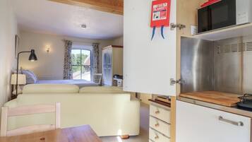 1 bedroom, individually decorated, individually furnished, free WiFi