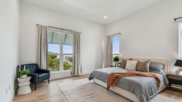 3 quartos, ferros/tábuas de passar roupa, acesso à internet