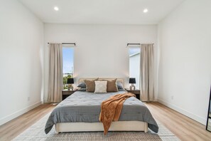 3 bedrooms, iron/ironing board, internet, bed sheets