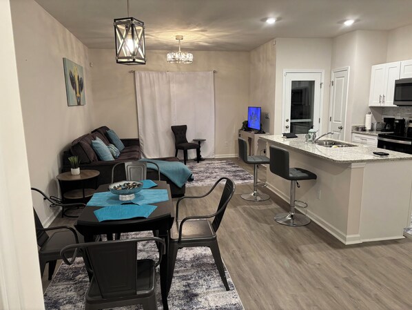 Smart TV, stereo - 2 bedroom, 2.5 Townhome in charming Trinity with privacy & close to Interstate (Trinity)