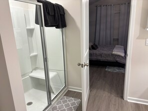 2 bedrooms, free WiFi, bed sheets - 2 bedroom, 2.5 Townhome in charming Trinity with privacy & close to Interstate (Trinity)