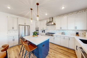 Réfrigérateur, four à micro-ondes, un four, surface de cuisson