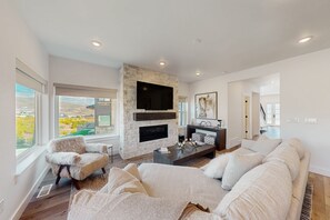 Téléviseur, foyer, jeux vidéo, livres