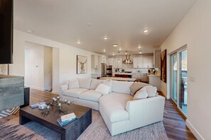 Téléviseur, foyer, jeux vidéo, livres