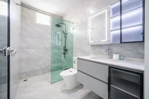 Dusche, Handtücher, Toilettenpapier
