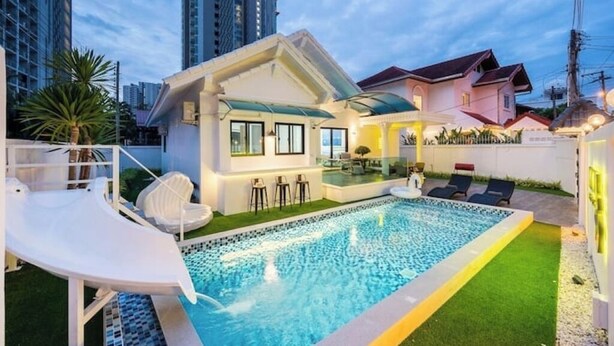 A modern house with a swimming pool, a covered patio, and a small garden. - Villa 35 Wongamat 4 BR, 300m from BEACH (Pattaya City)