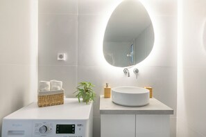Douche, sèche-cheveux, serviettes fournies, savon