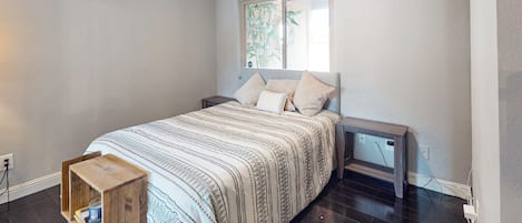 2 عدّة غرف نوم ومكواة/لوح كي وخدمة الإنترنت وملاءات أسرّة