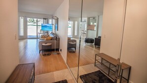 Living area - Guard Gated Golf Course 1mi to Vegas Strip Best Kept Secret Quiet Secure 9 (Las Vegas)