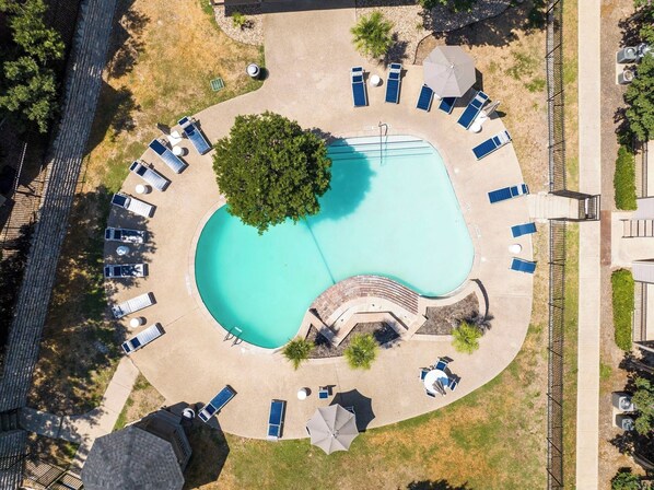 Kolam renang outdoor musiman