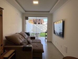 Lägenhet Basic | Vardagsrum | 32-tums smart-tv med digitalkanaler