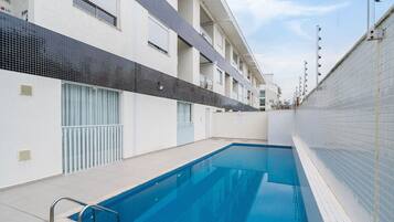 Apartamento básico | Piscina | Una piscina al aire libre