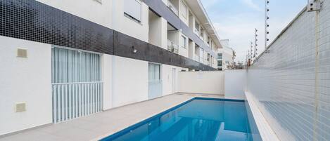 Apartamento básico | Piscina | Una piscina al aire libre