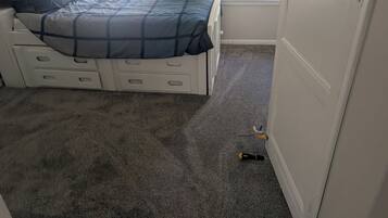 3 bedrooms, bed sheets