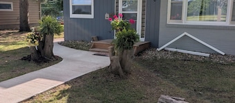 Cozy 2-BEDROOM 1 BATH HOUSE ONE BLOCK FROM HOSPITAL.