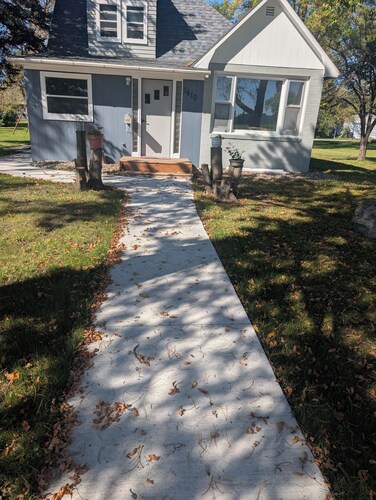 Cozy 2-BEDROOM 1 BATH HOUSE ONE BLOCK FROM HOSPITAL.