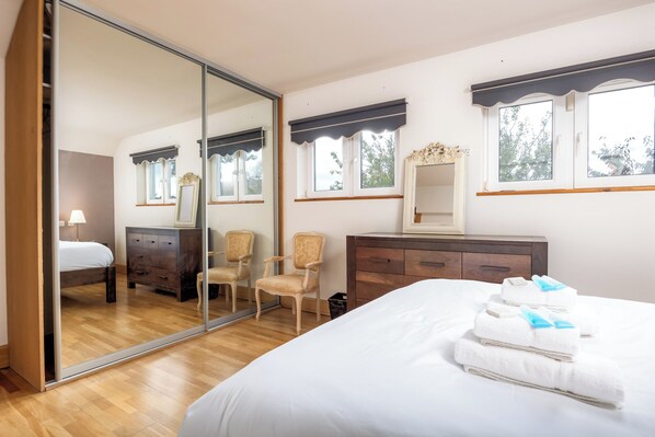 2 bedrooms, iron/ironing board, free WiFi, bed sheets