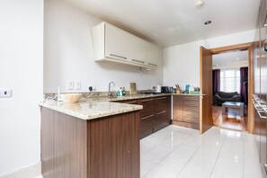 Réfrigérateur, four à micro-ondes, un four, surface de cuisson