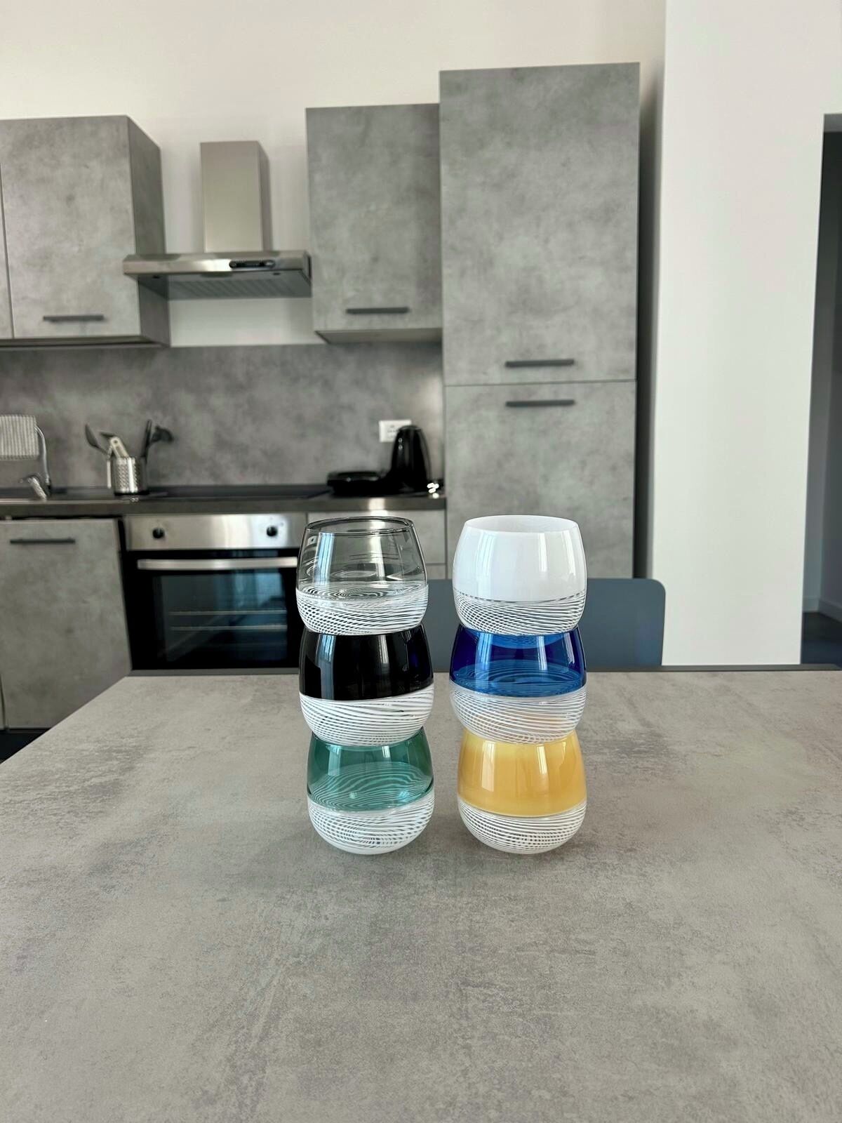 Een oven, een kookplaat, een vaatwasser