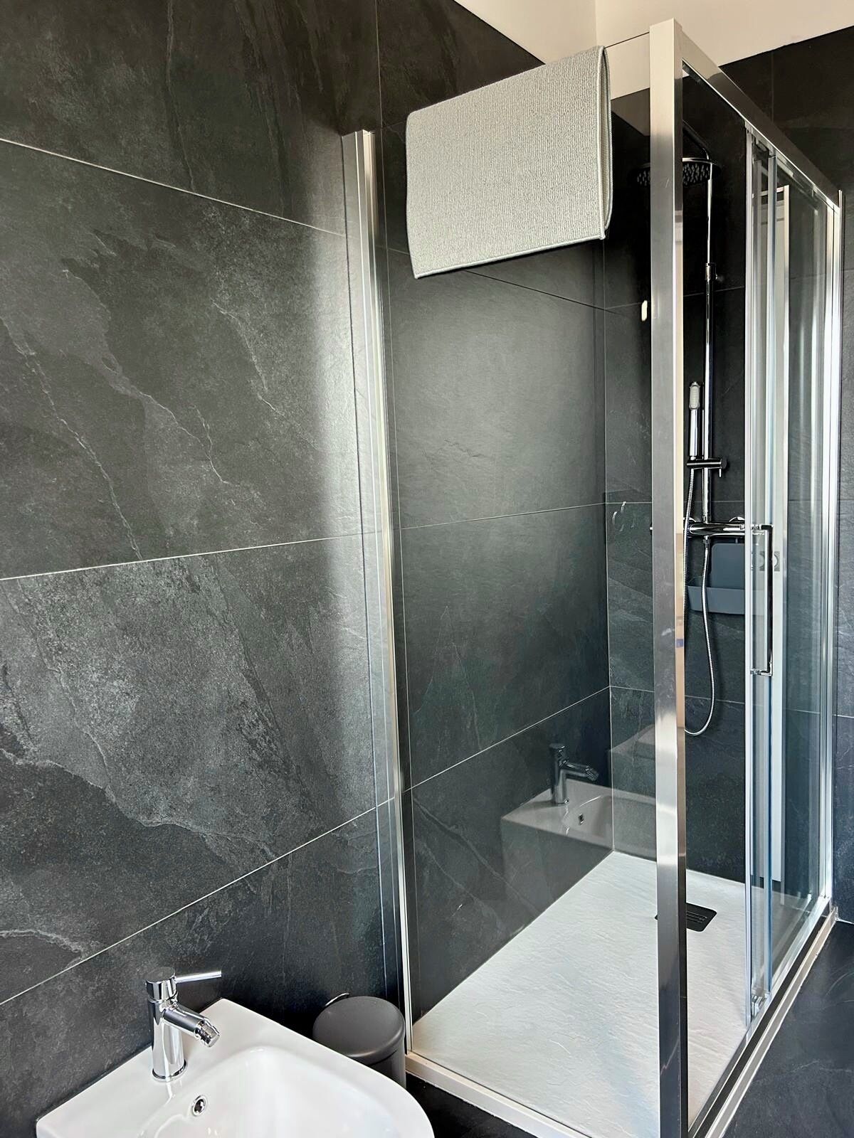 Douche, sèche-cheveux, bidet, serviettes fournies