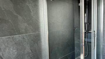Douche, sĂšche-cheveux, bidet, serviettes fournies