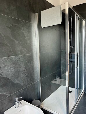 Dusche, Haartrockner, Bidet, Handtücher