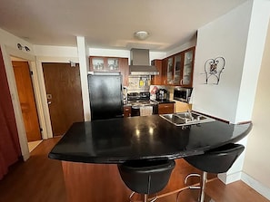 Frigorífico, microondas, horno y placa de cocina