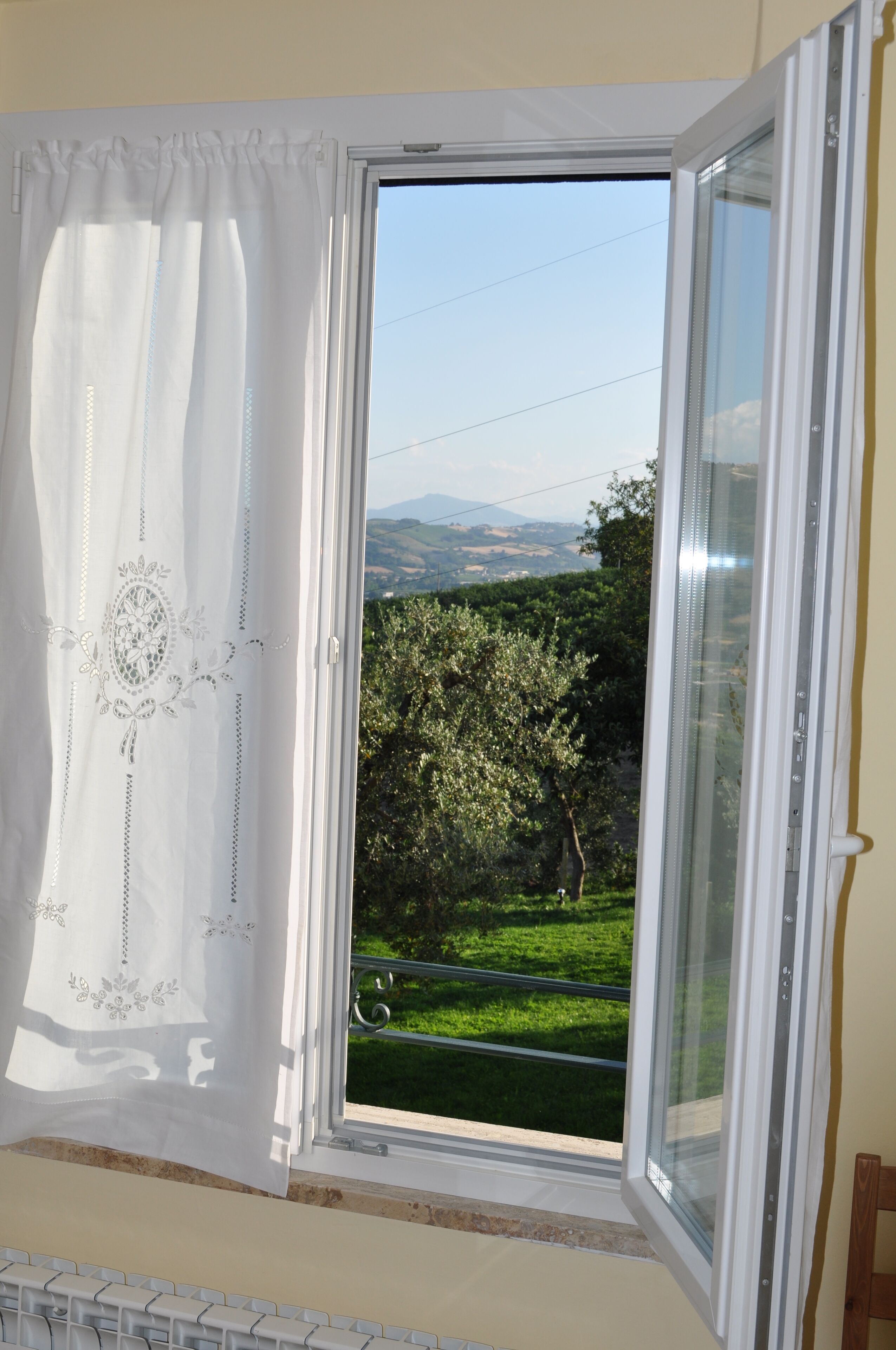 Una scrivania, Wi-Fi gratuito