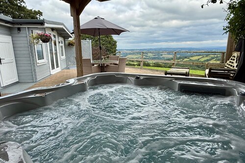 1 Bed Cabin-sleeps 2, Hot Tub, Garden, Pets, Views