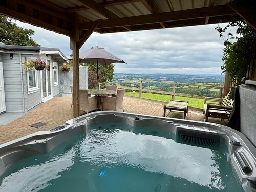 1 Bed Cabin-sleeps 2, Hot Tub, Garden, Pets, Views