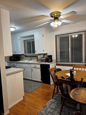 ثلاجة، ميكروويف، فرن، موقد طهي مسطح