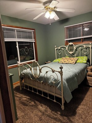 2 chambres, coffre-fort, fer et planche à repasser