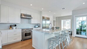 Microondas, horno, parrilla de estufa y cafetera y tetera