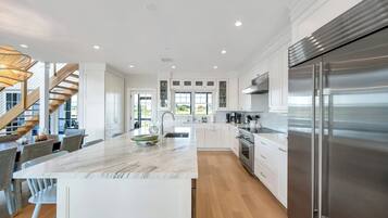 Microondas, horno, parrilla de estufa y cafetera y tetera