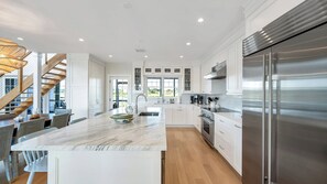 Microondas, horno, parrilla de estufa y cafetera y tetera