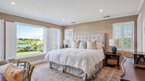 6 bedrooms, iron/ironing board, Internet, bed sheets