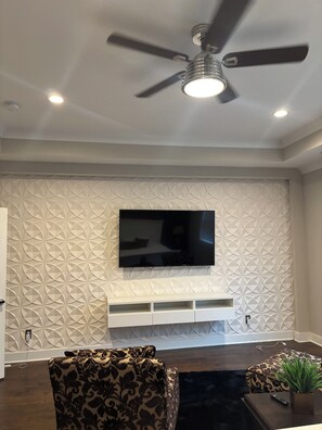 Téléviseur connecté, foyer, livres