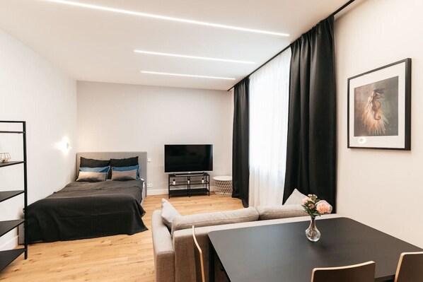 Iron/ironing board, WiFi, bed sheets