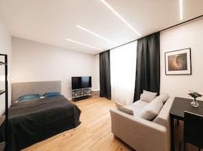 Tabla de planchar con plancha, wifi, ropa de cama