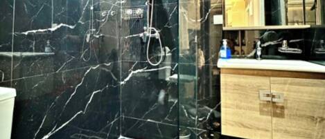 مجففات شعر، مناشف، صابون، شامبو