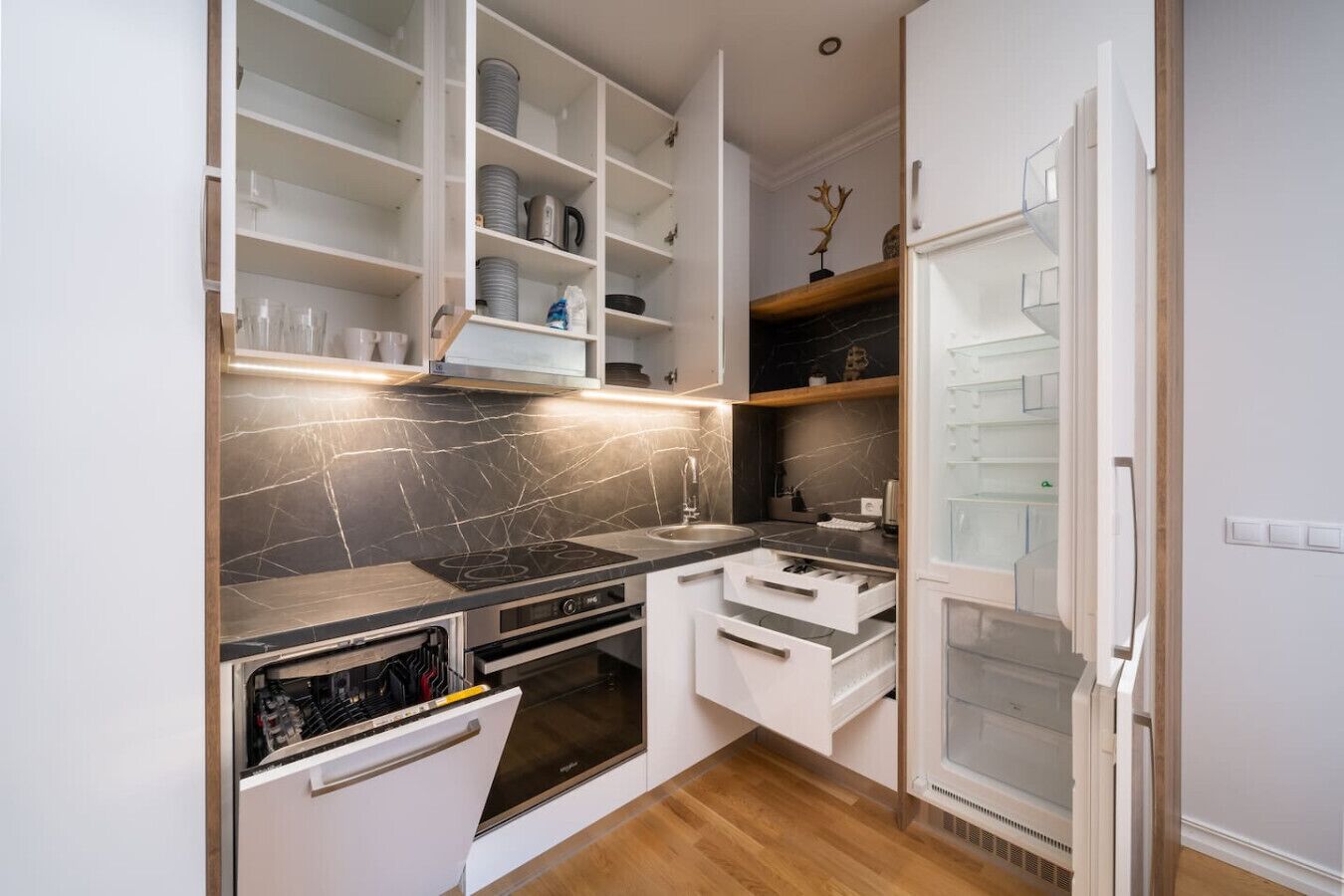 Een koelkast, een microgolfoven, een oven, een kookplaat