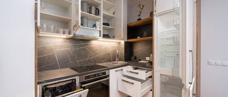 Réfrigérateur, micro-ondes, four, plaque de cuisson