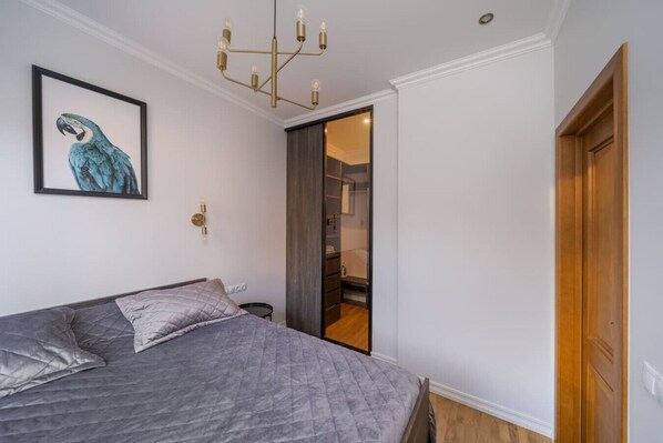 1 habitación, escritorio, tabla de planchar con plancha y wifi