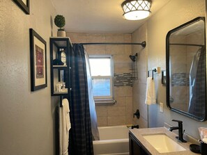 Secador de pelo, toallas, jabón, papel higiénico