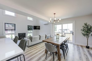 Dining - THE COCONUT ON THE CORNER- HOT TUB 5BR CLOSE TO BEACH (Lambton Shores)