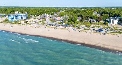 THE COCONUT ON THE CORNER- HOT TUB 5BR CLOSE TO BEACH