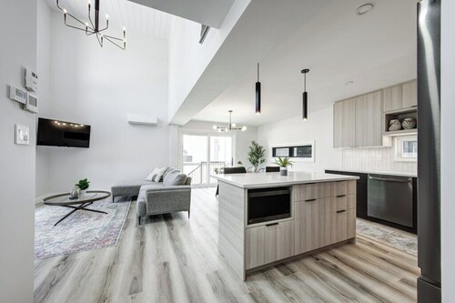 THE COCONUT ON THE CORNER- HOT TUB 5BR CLOSE TO BEACH